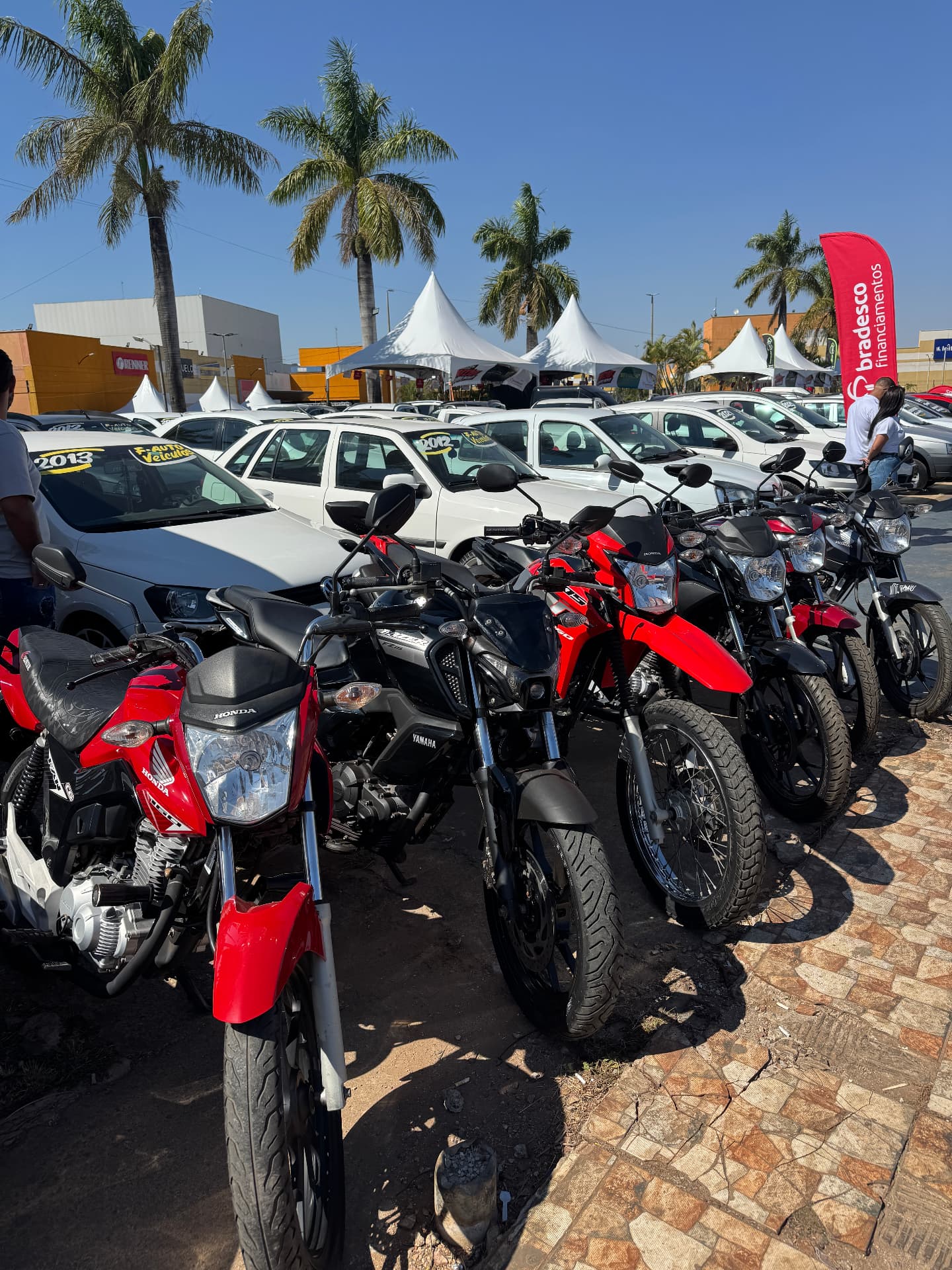 Carros e motocicletas expostos em edição anterior do feirão